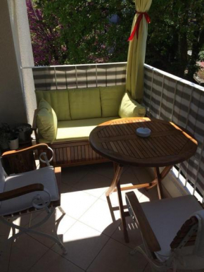 Johnny's place with free parking & balcony